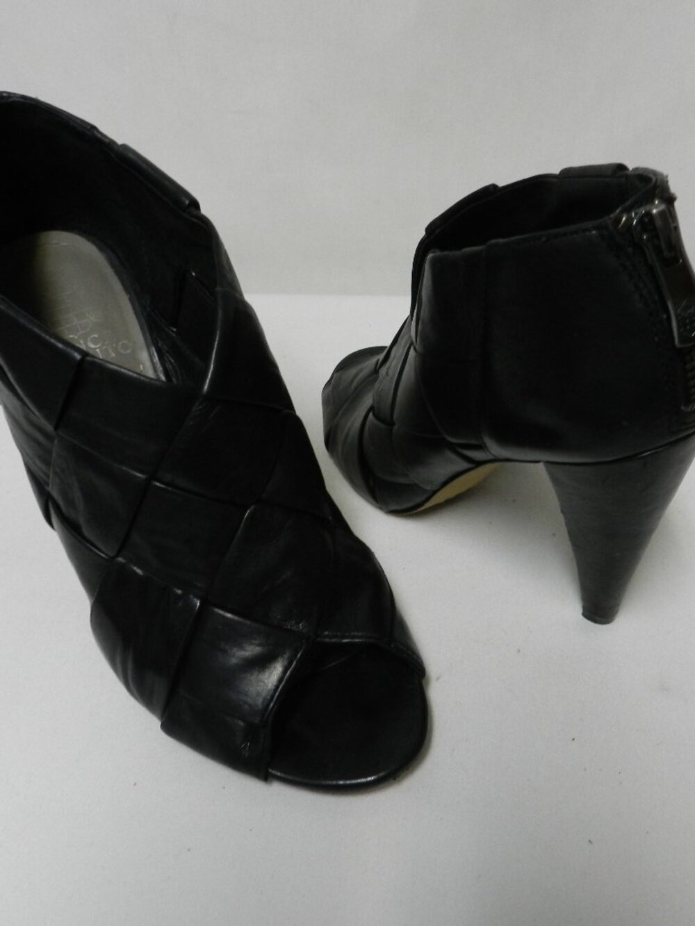Vince Camuto Leather weave woven peep toe heels back zip booties shooties Sz 7.5